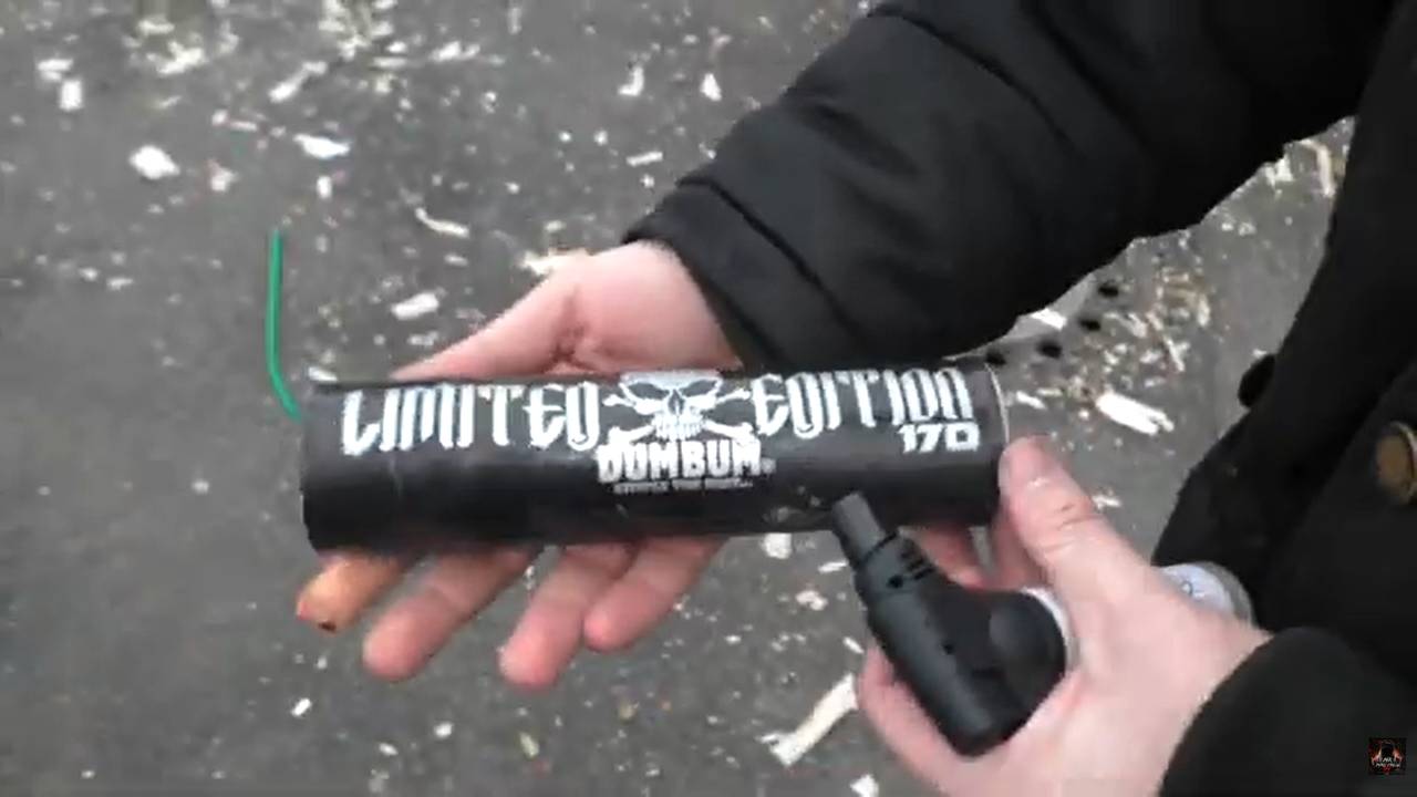 Zo'n enorm zwaar explosief met de kracht van een Cobra 8 kocht Johnny B. op een markt in Praag (Foto: Youtube.com)