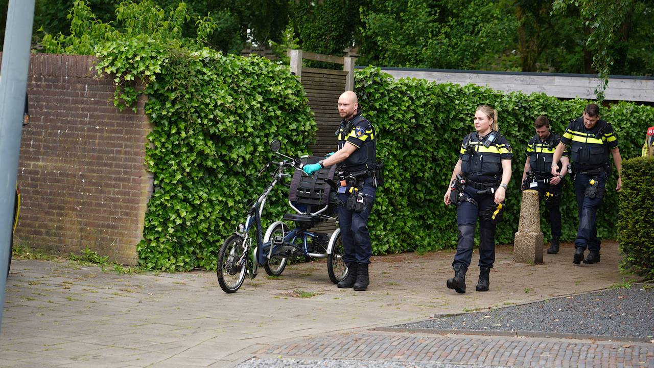 Man raakt gewond nadat hij met z'n driewieler in het water rijdt (foto: Jeroen Stuve / Persbureau Heitink).