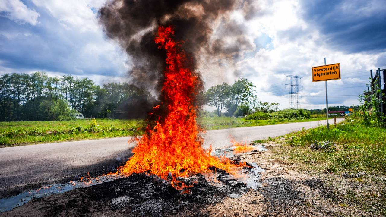 Dixi gaat in vlammen op, alles wat rest is blauwe smurrie (foto: Persbureau Heitink).