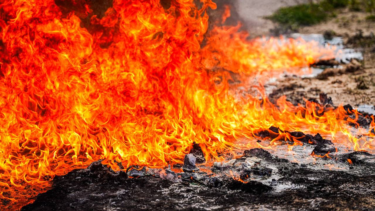 Dixi gaat in vlammen op, alles wat rest is blauwe smurrie (foto: Persbureau Heitink).