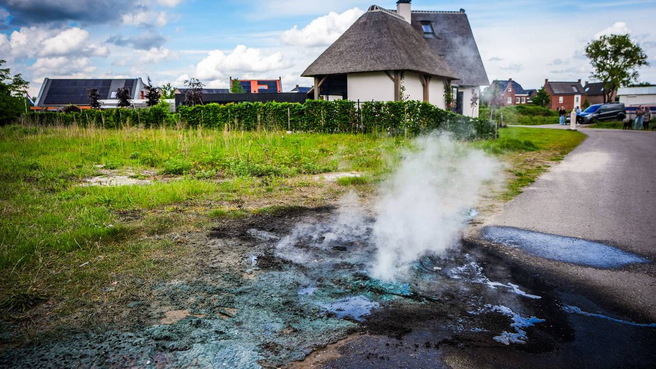Dixi gaat in vlammen op, alles wat rest is blauwe smurrie (foto: Persbureau Heitink).