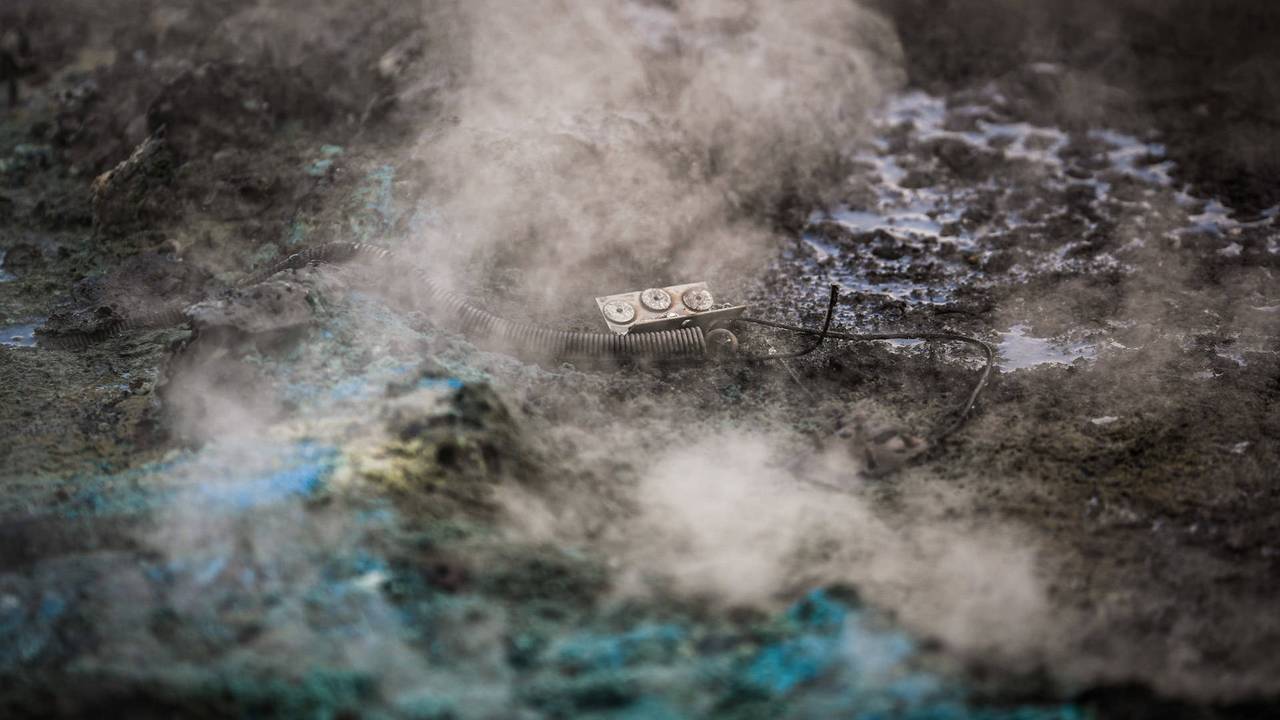 Dixi gaat in vlammen op, alles wat rest is blauwe smurrie (foto: Persbureau Heitink).