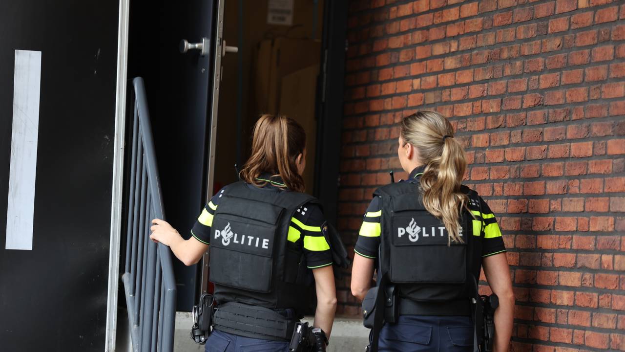 Politie doet onderzoek naar vondst bij de supermarkt in Den Bosch (foto: Bart Meesters / Persbureau Heitink).