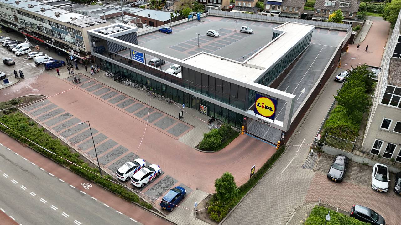 Politie doet onderzoek naar vondst bij de supermarkt in Den Bosch (foto: Bart Meesters / Persbureau Heitink).