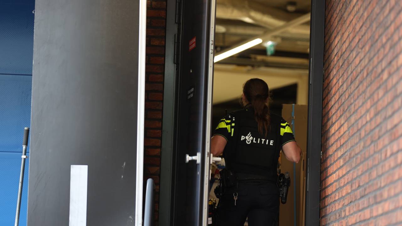Politie bij het onderzoek naar de gevonden drugs bij supermarkt Den Bosch (foto: Bart Meesters / Persbureau Heitink).