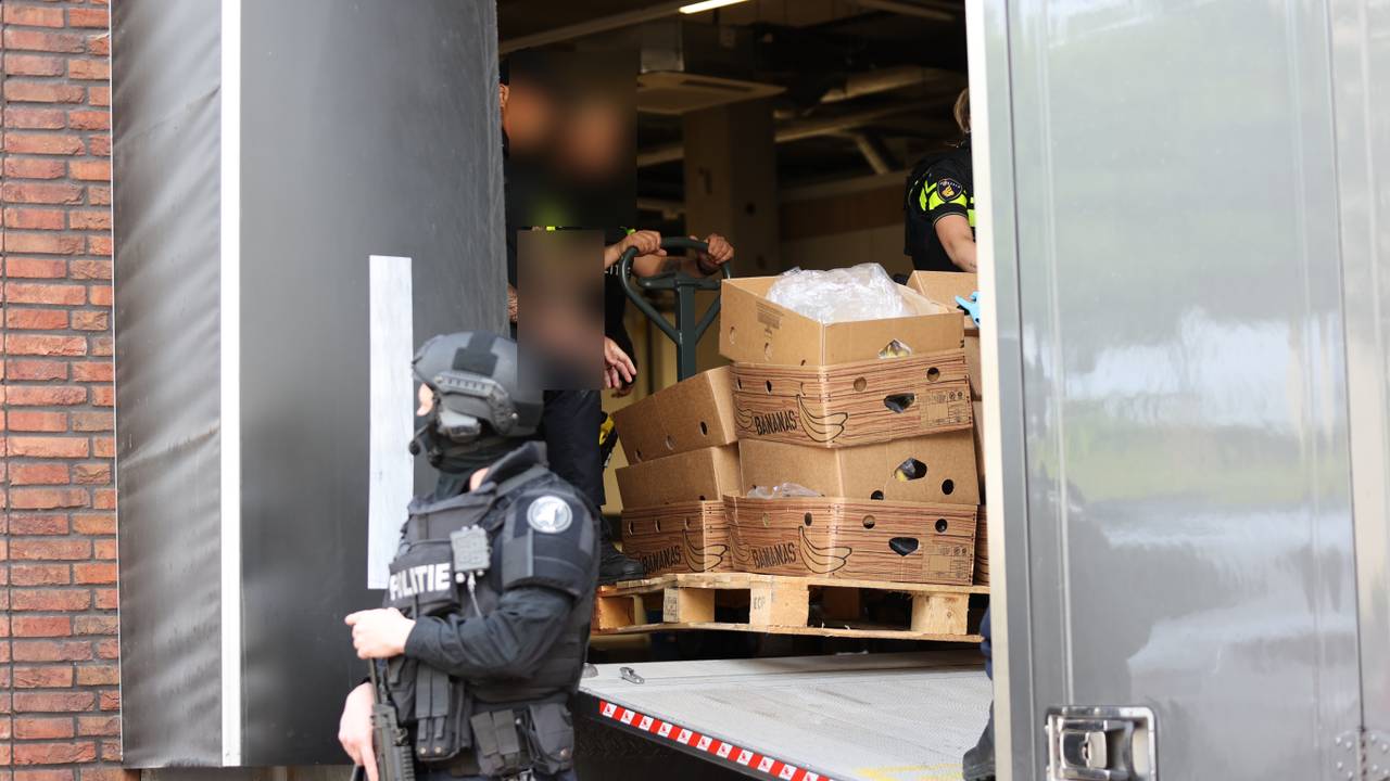 Onderzoek naar drugs tussen lading fruit in Den Bosch (foto: Bart Meesters / Persbureau Heitink).