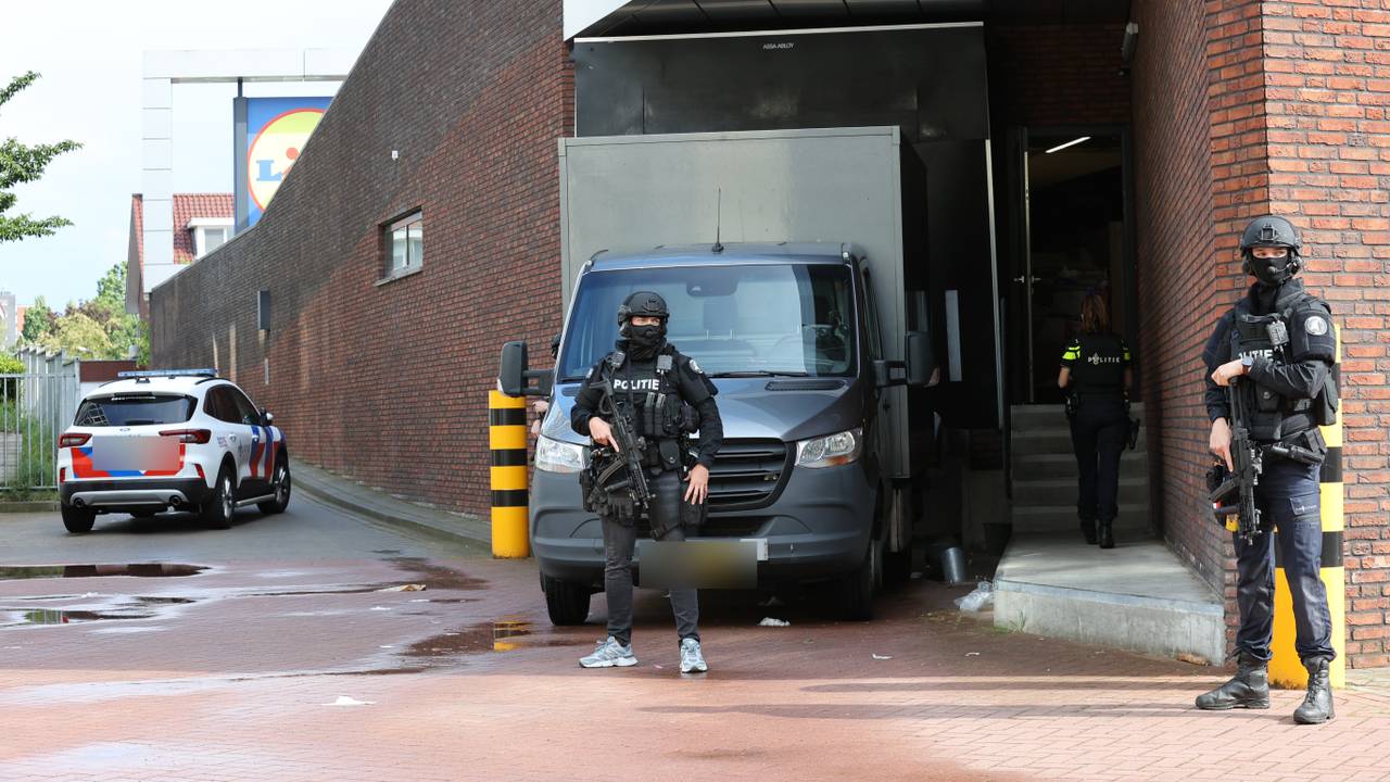 Onderzoek naar drugs tussen lading fruit in Den Bosch (foto: Bart Meesters / Persbureau Heitink).