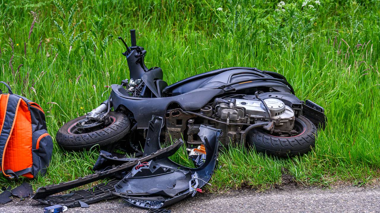 Scooterrijder gewond na botsing met auto (foto: Tom van der Put / Persbureau Heitink).