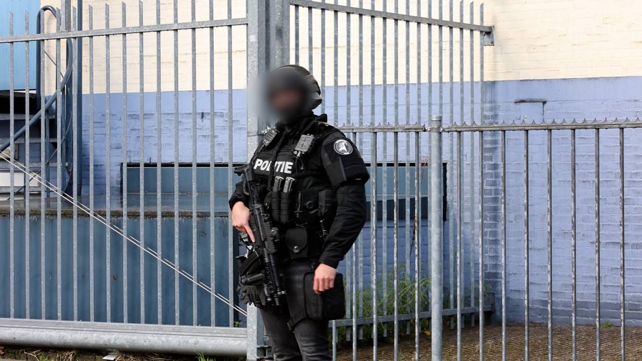 Politie doet onderzoek bij supermarkt in Den Bosch na vondst van drugs bij fruit