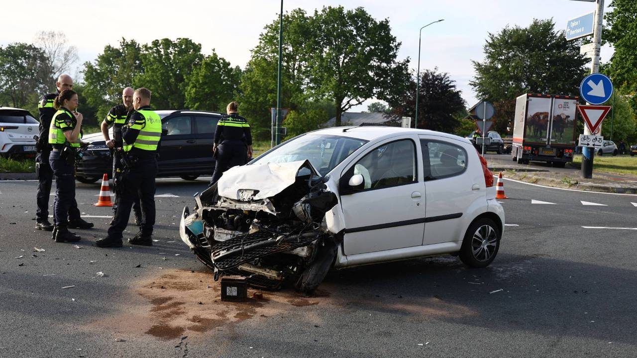 Gewonden na botsing met twee auto's in Oploo