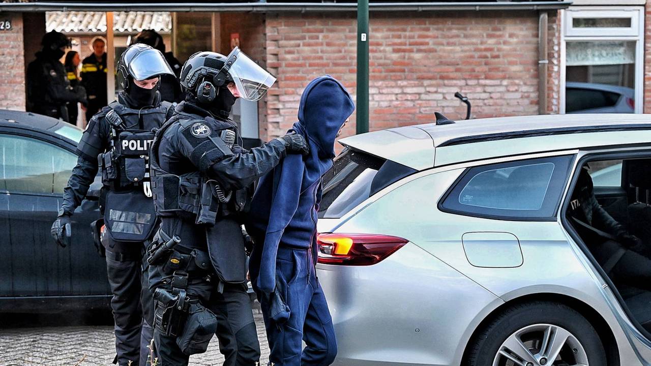 Zeker 100 agenten ingezet bij meerdere invallen in Oisterwijk in Tilburg