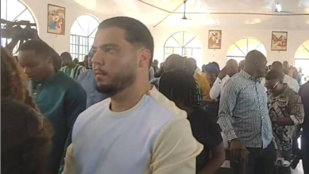 Bolle Jos tijdens een kerkdienst in Sierra Leone.