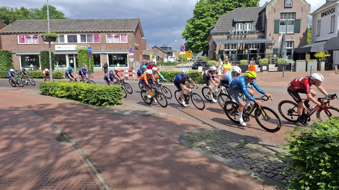 Het peloton tijdens de Omloop der Kempen (foto: Leon Voskamp).