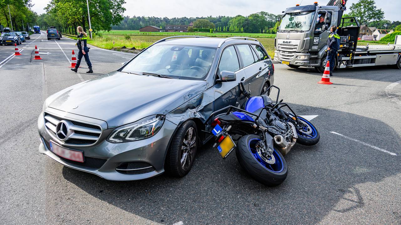 Een lesmotor kwam in Ulvenhout in botsing met een auto (Foto: Tom van der Put/Persbureau Heitink).