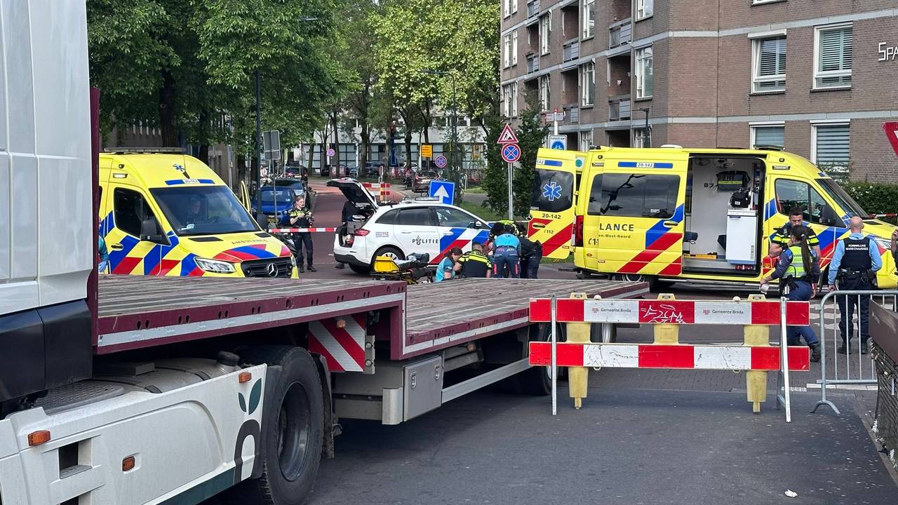 Voetganger zwaargewond na aanrijding met vrachtwagen in Breda
