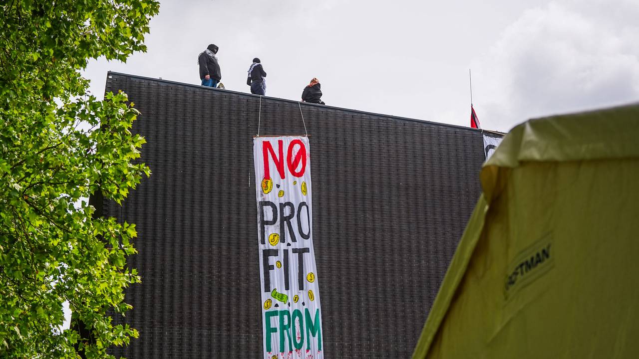 Demonstranten klimmen op dak van TU-laboratoriumgebouw in Eindhoven