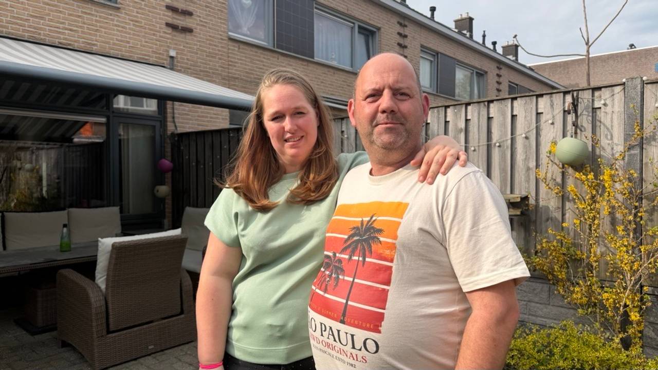 Marco en zijn vriendin Carola in hun achtertuin. Achter het raam achter hen de camera van de buurvrouw (foto: Ruud Ritzen).