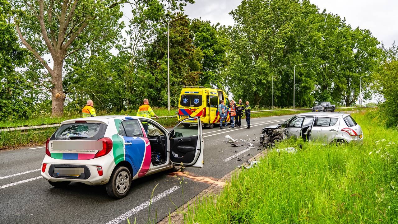 Gewonde bij frontale botsing tussen twee auto's bij Grave