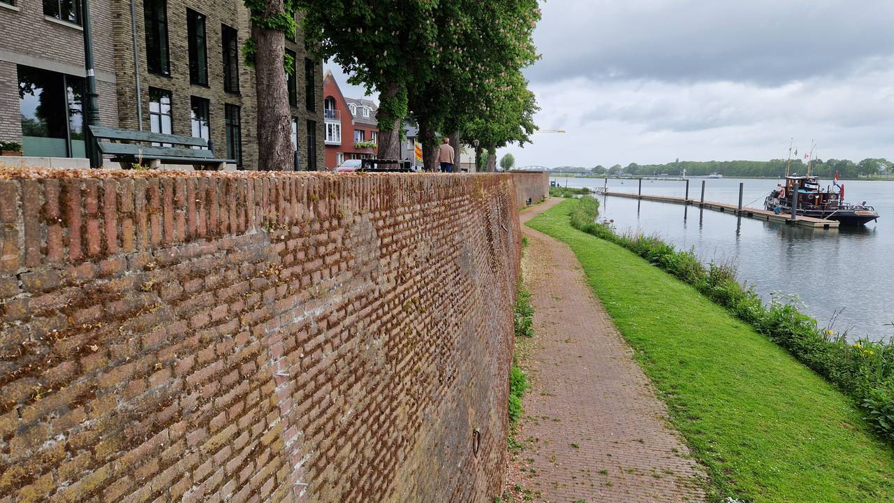 De kademuur in Grave (foto: Tom Berkers).