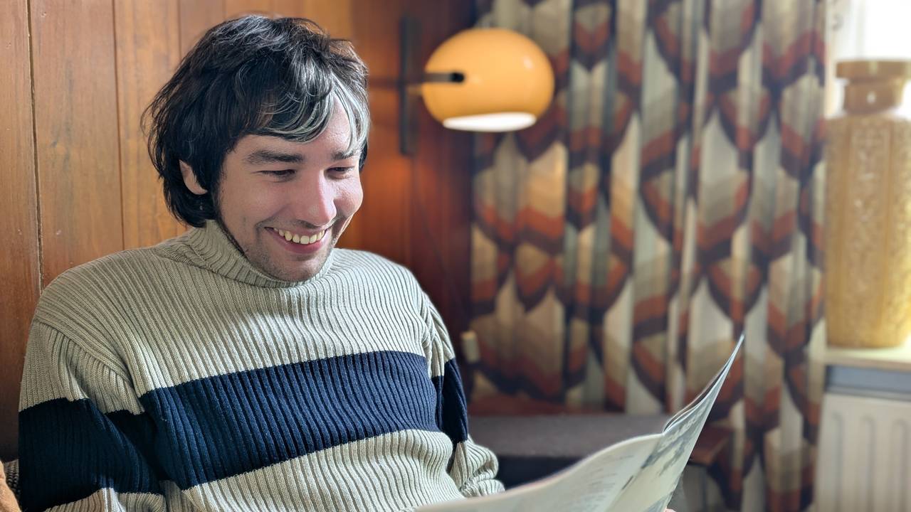 Tom in de woonkamer van zijn huis (foto: Ferenc Triki).