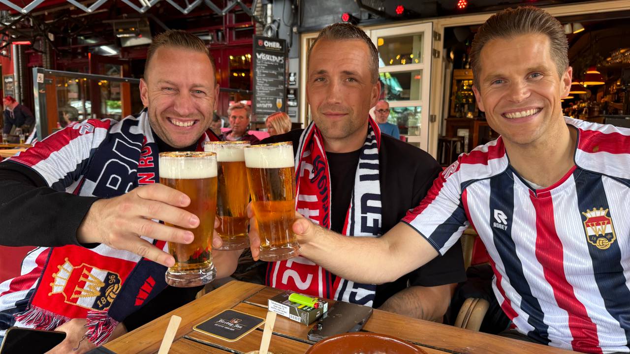 Jochem, Mitchell en Sjors gaan al bijna 20 jaar met hun vriendengroep naar het stadion (foto: Jan Peels).