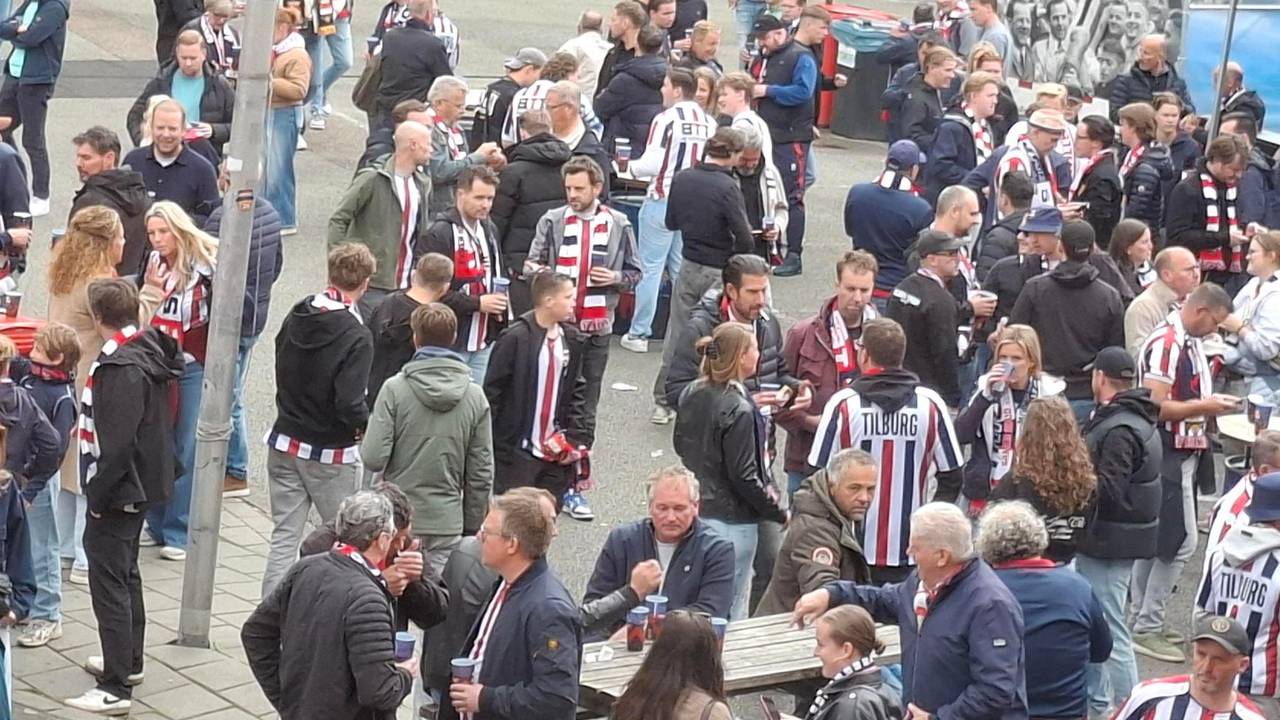 Voor het supporterscafe d'n Beitel is het inmiddels gezellig druk (foto: Leon Voskamp).