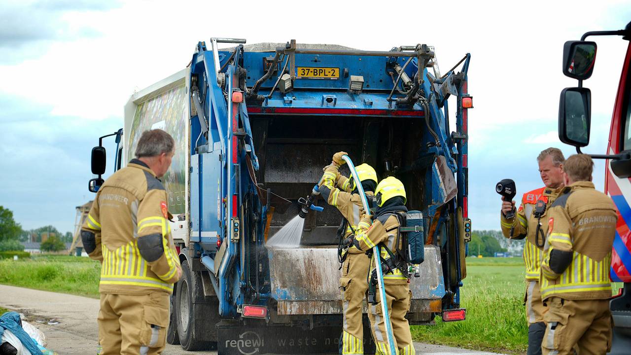 Vlammen in vuilniswagen Hank: lading gedumpt