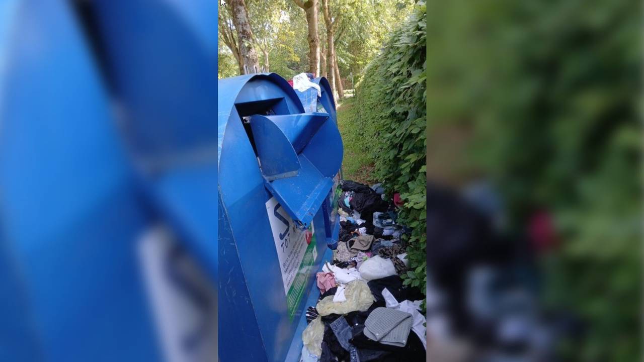 De gemeente zegt de kledingcontainers weg te halen als dit zo langer doorgaat (foto: Facebook gemeente Reusel-De Mierden).