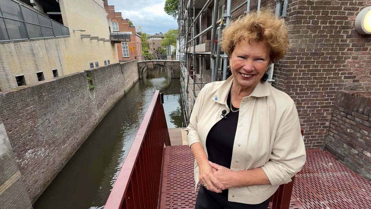 Trotse Nan van Schendel bij de nieuwe aanlegsteiger bij de Bieb