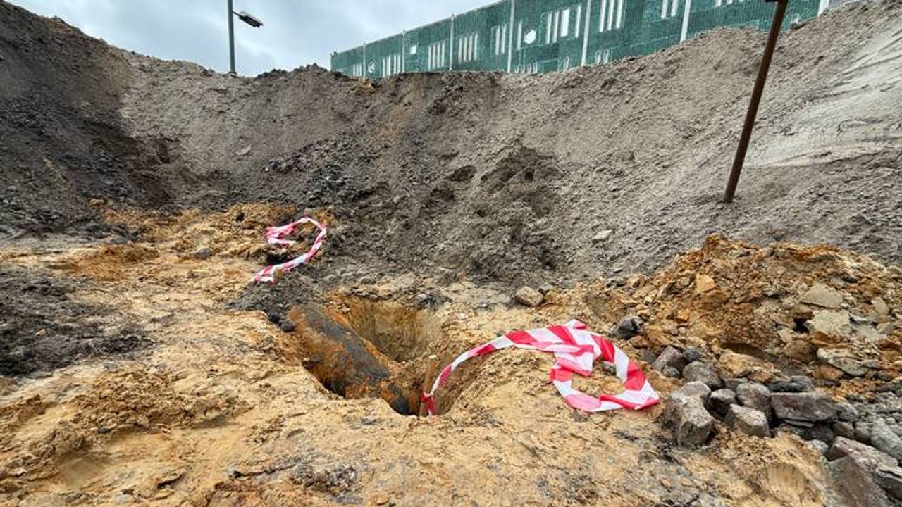 De bom uit de werd gevonden tijdens graafwerkzaamheden voor de nieuwbouw bij het station (Foto: Omroep Brabant).