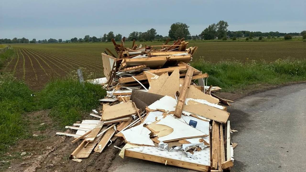 De berg afval in Den Bosch (foto: Handhaving 's-Hertogenbosch).