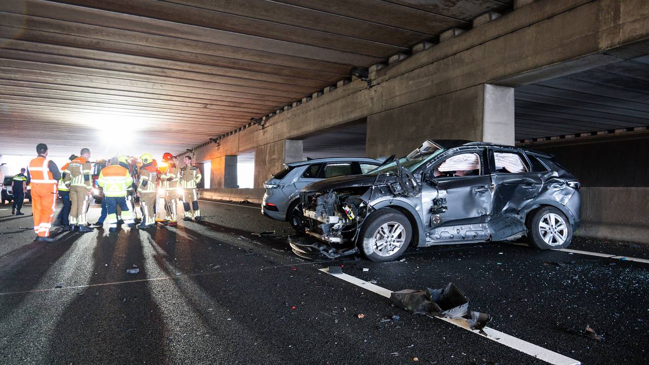 Grote ravage op A16 bij Breda na ongeluk, één rijstrook dicht
