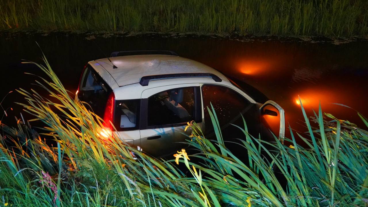 Het water stond aan de ramen van de auto, ook de lichten deden het nog een tijd nadat de wagen kopje onder ging. (Foto: Bart Meesters / Persbureau Heitink.)