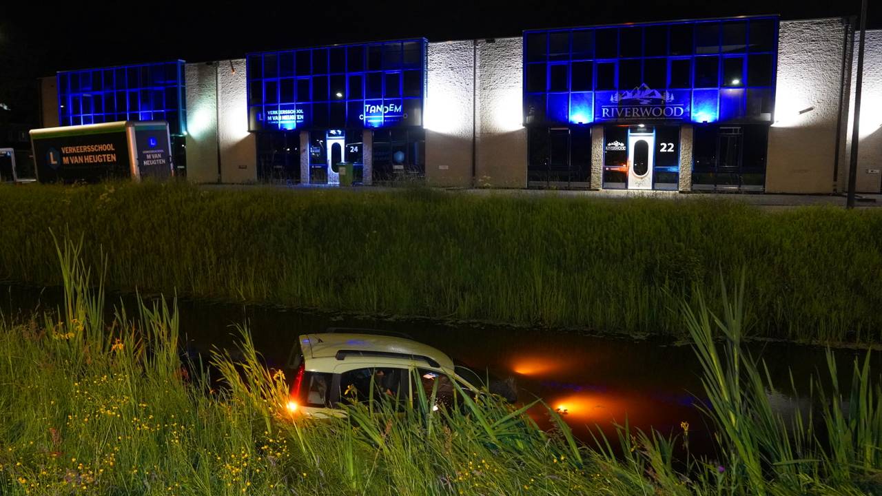 De bestuurder besloot zelf op zoek te gaan naar een berger om de wagen uit de plomp te trekken. (Foto: Bart Meesters / Persbureau Heitink.)