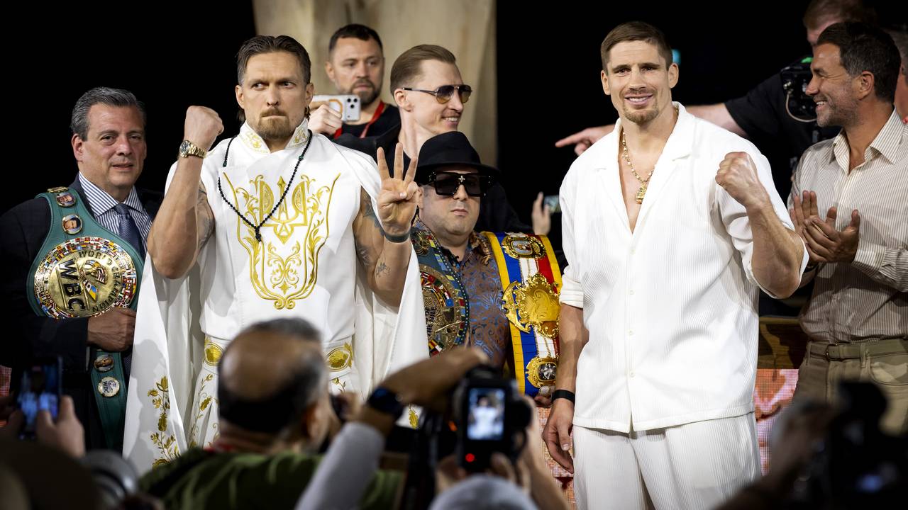 Rico Verhoeven en Oleksandr Usyk bij de persconferentie in Egypte (foto ANP).