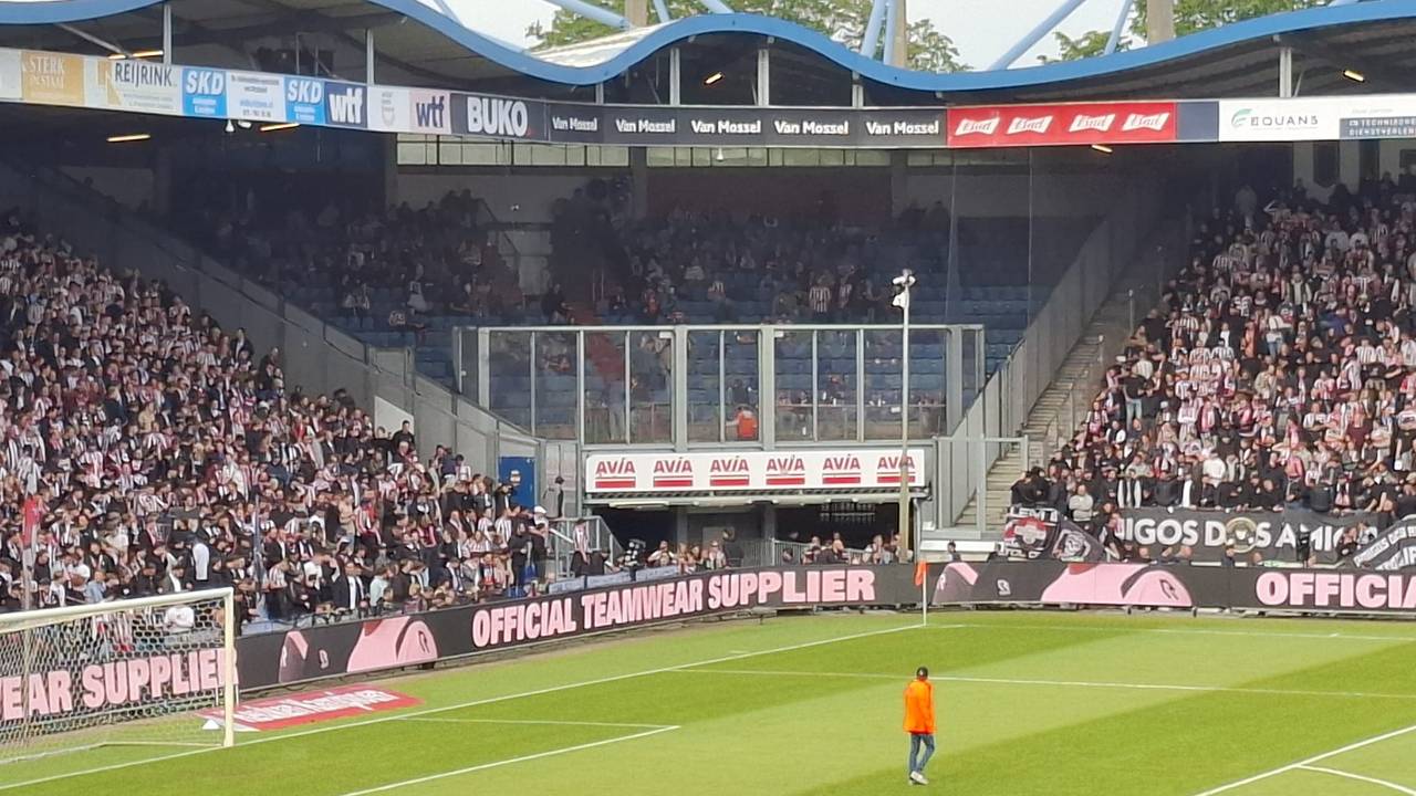 Het uitvak in het Koning Willem II Stadion zonder supporters van FC Volendam (foto: Leon Voskamp).