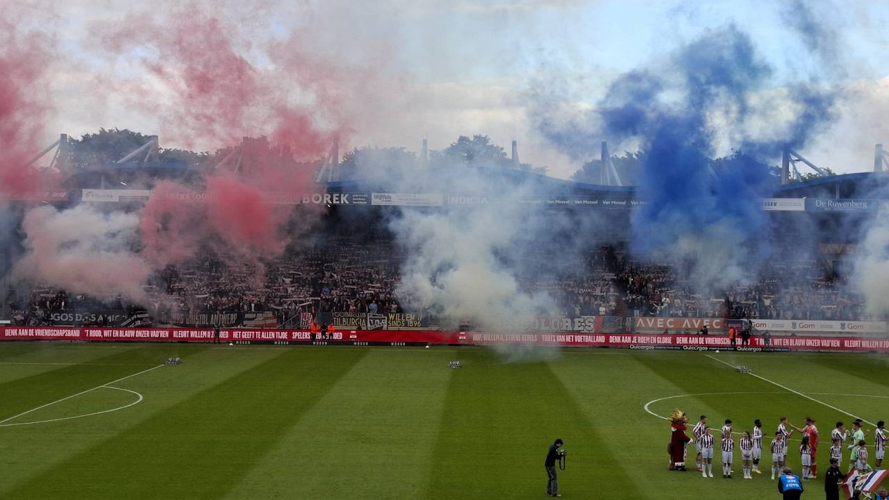 De opkomst van de spelers in het Koning Willem II Stadion (foto: Leon Voskamp).