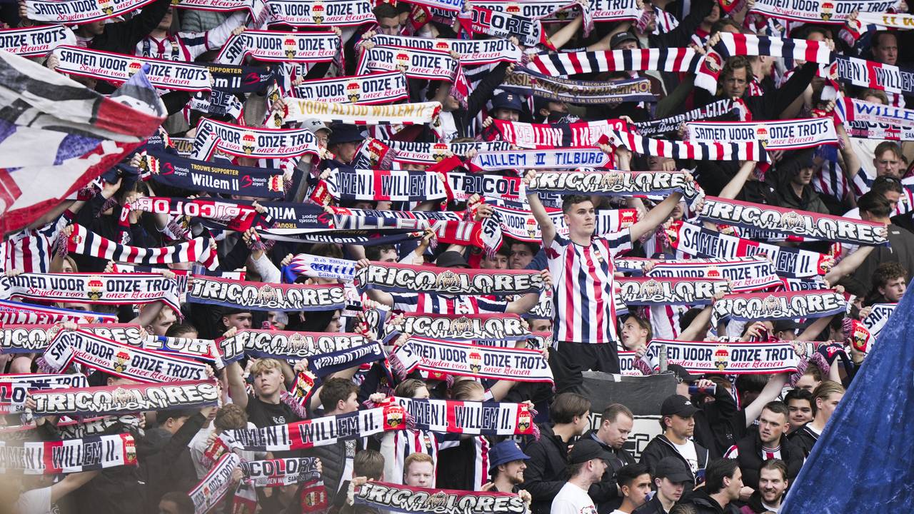 Supporters van Willem II zorgen voor sfeer tegen FC Volendam (foto: Tobias Kleuver / ANP).