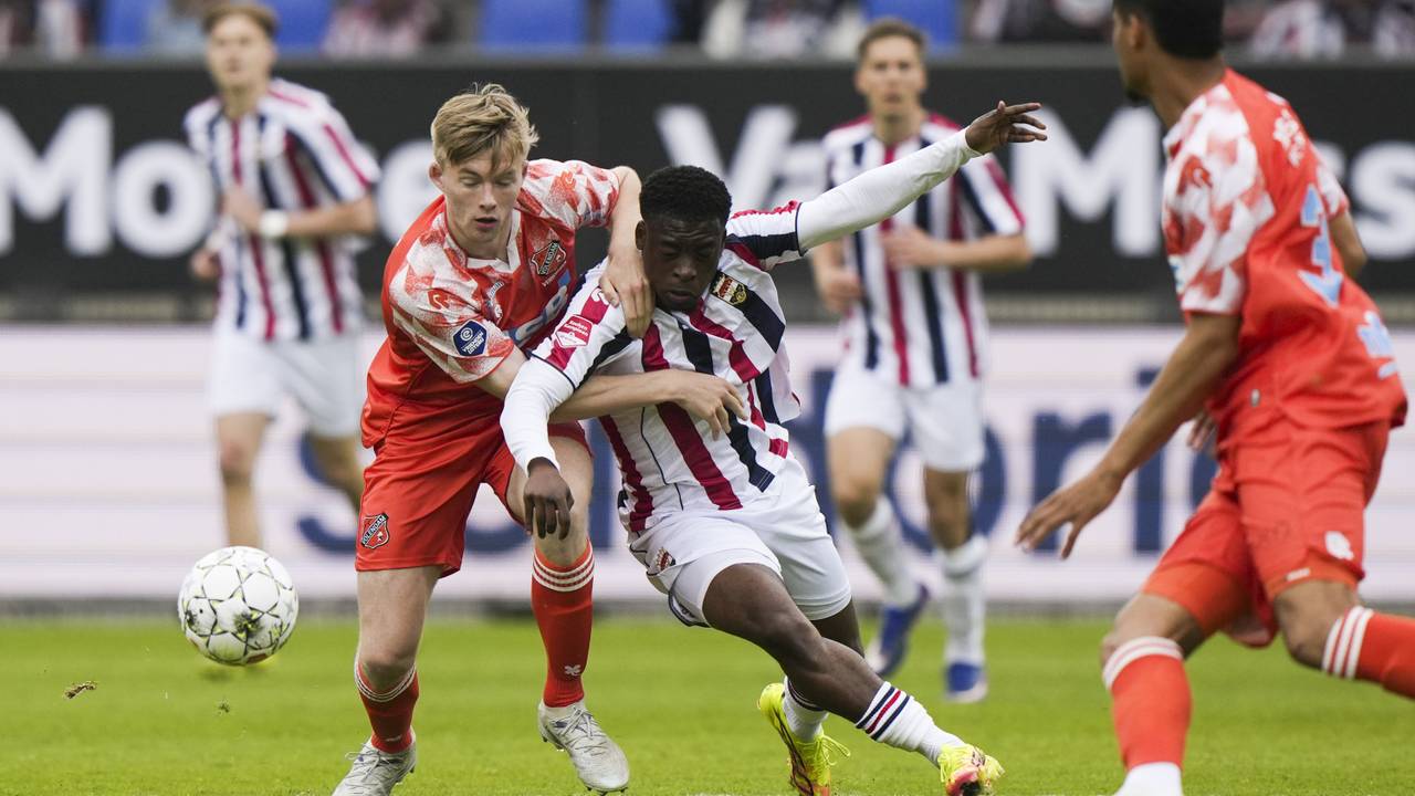 Willem II-aanvaller Samuel Bamba heeft het lastig met tegenstander Nick Verschuren (foto: Tobias Kleuver / ANP).