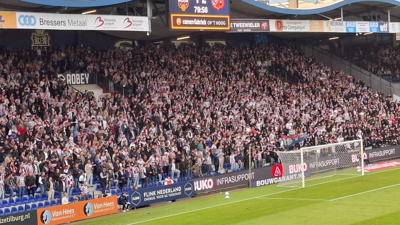 Spanning bij de supporters van Willem II (foto: Leon Voskamp).