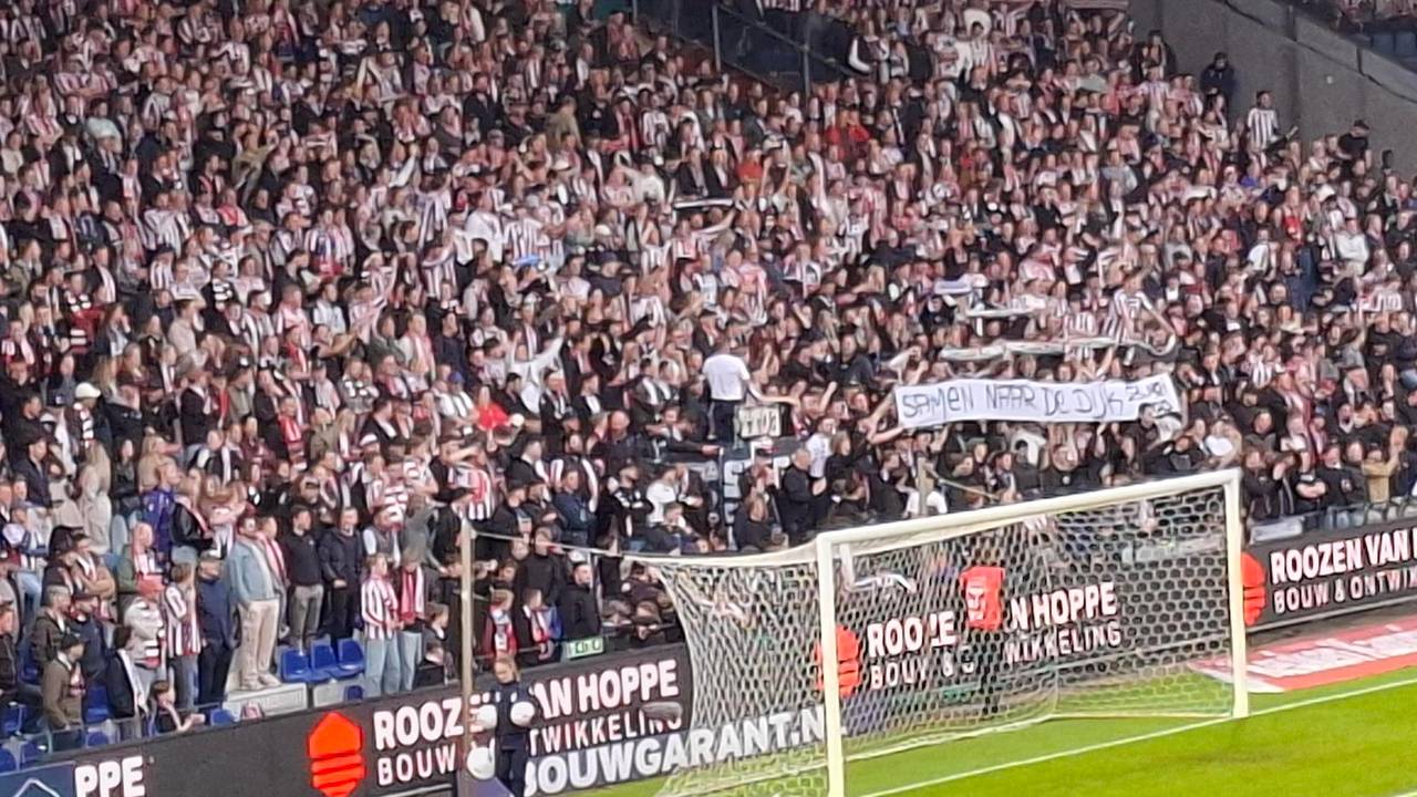 Supporters tonen spandoek en zingen 'We gaan met z'n allen naar de Dijk' (foto: Leon Voskamp).