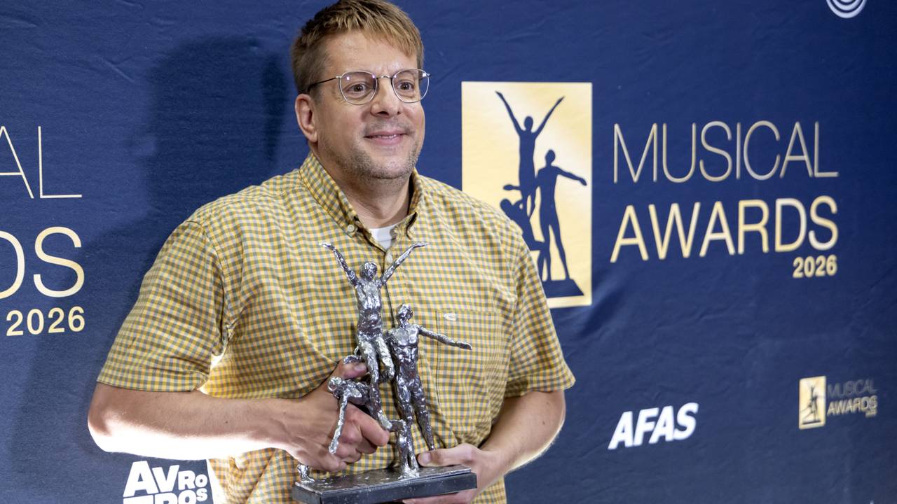 Alex Klaassen met twee Musical Awards (foto: ANP).