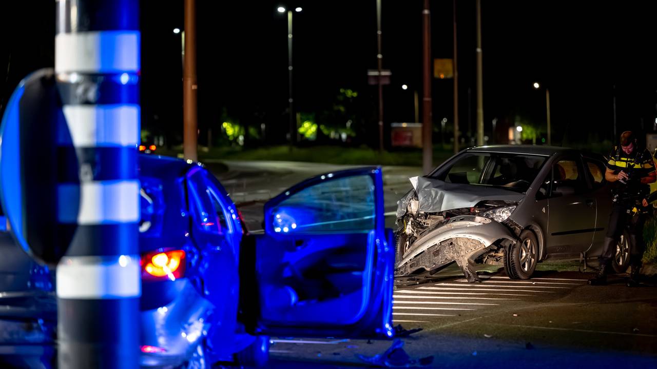Een inzittende is gewond geraakt bij een botsing op de Burgemeester Bechtweg in Tilburg (foto: Eye4Images).