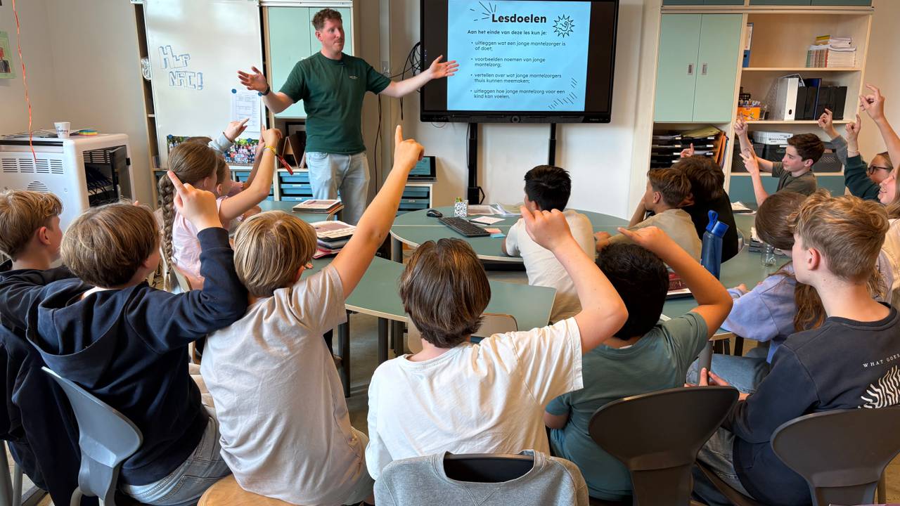 Leerkracht Arne geeft de proefles over jonge mantelzorgers (foto: Omroep Brabant).