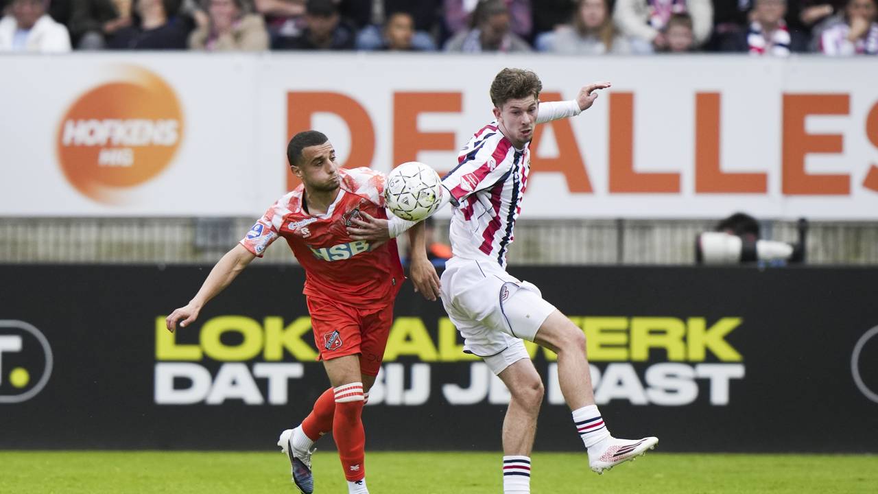 Per van Loon in duel met een Volendam-speler tijdens de eerste ontmoeting met FC Volendam. Foto: ANP