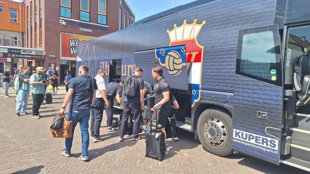 Spelersbus Willem II is gearriveerd bij het stadion van Volendam (foto: Omroep Brabant).