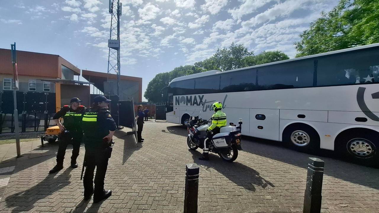 Supporters Willem II zijn in Volendam (foto: Omroep Brabant).