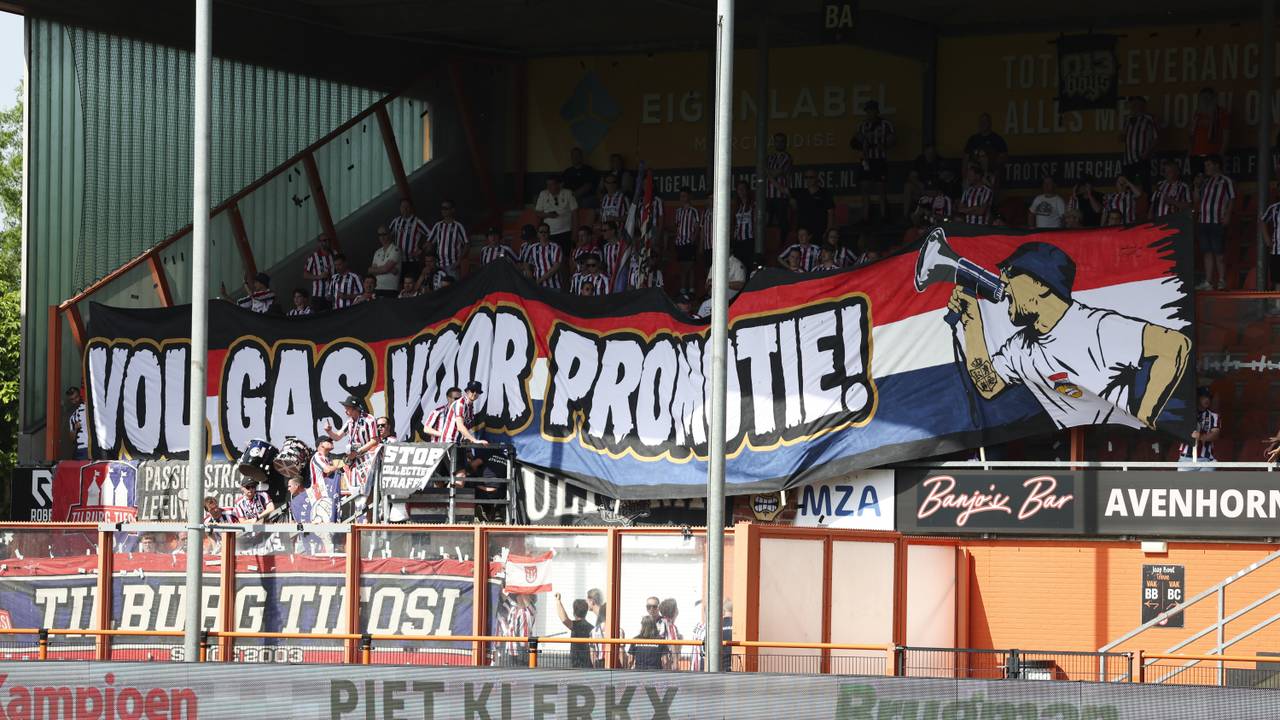 Spandoek van fans Willem II in Volendam (foto: ANP).