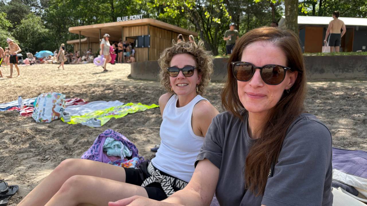 Wanda (l) en Geertje (r) kwamen speciaal voor de nieuwe strandtent naar de Galderse Meren (foto: Ruud Ritzen).