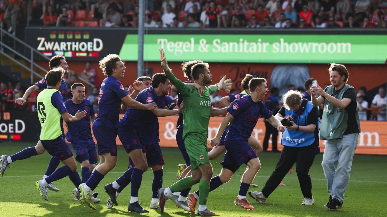 De spelers van Willem II vieren de promotie (foto: ANP).